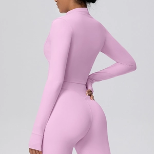 Detailansicht der rosa Slim Fit Yoga-Jacke und Leggings für Damen aus nächster Nähe