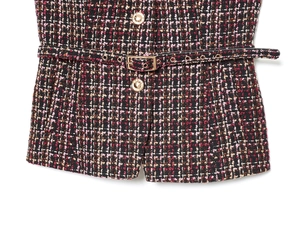 Detailansicht der rosa Tweed-Struktur mit Goldknöpfen und passendem Taillengürtel