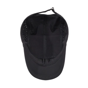 Vista interior de gorra de béisbol negra retro con orificios de ventilación láser.