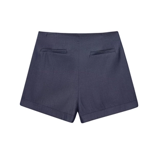 Détail à plat du short bleu marine en mélange de lin avec poche arrière sur fond blanc