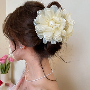 Makroaufnahme der großen cremefarbenen Organza-Blumen-Haarklammer mit einer weißen Perle