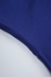 Détail du tissu de robe bleu roi avec des coutures fines et une bordure en dentelle
