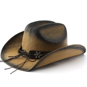 Détail d'un chapeau de cowboy en paille tressée avec dégradé brun et bandeau à rivets