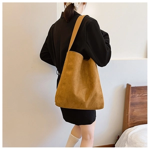 Borsa tote in ecopelle scamosciata marrone sulla spalla per mostrare la grande capienza