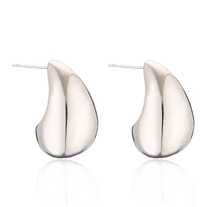 Minimalistische silberne Wassertropfen-Ohrstecker mit glänzendem Metall-Finish auf weiß