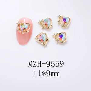 Détail du bijou d'ongle cœur 11x9mm avec bordure dorée et strass brillants AB