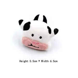 Détail d'un accessoire peluche vache mesurant H 5,5 cm x L 6,5 cm pour décoration DIY