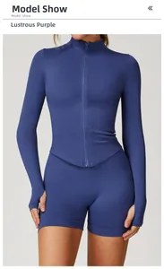 Détail d'un ensemble de yoga côtelé violet avec haut zippé et manches à passe-pouce