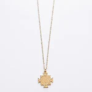 Détails macro du collier croix dorée avec pendentif religieux gravé et dimensions précises