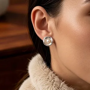 Pendientes de perlas retro franceses con forma redonda irregular y acabado plateado