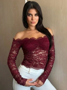 Elegante top aderente a maniche lunghe in pizzo bordeaux con spalle scoperte