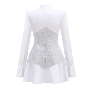 Dettaglio di un abito da sera bianco con strass e chiusura a zip per le donne