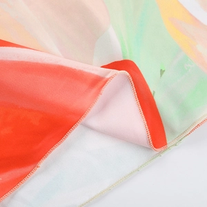 Detailaufnahme von Stoff mit abstraktem Aquarellmuster und hochwertiger Naht