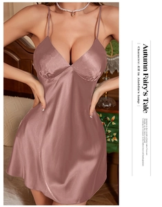 Détail de la chemise de nuit en satin de soie avec col en V et fronces rose poudré