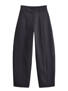 Détail du pantalon de costume taille haute avec plis centraux et tissu de haute qualité