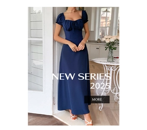 Dettaglio dell'abito blu navy con scollo quadrato a coulisse e maniche a sbuffo