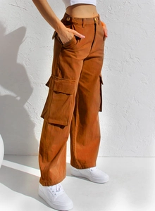 Nahaufnahme der Cargo-Hose mit hoher Taille in Vintage-Braun und Seitentaschen