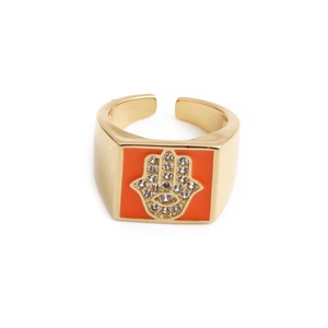 Détail de la bague Main de Fatma avec émail orange et zircon sur anneau plaqué or