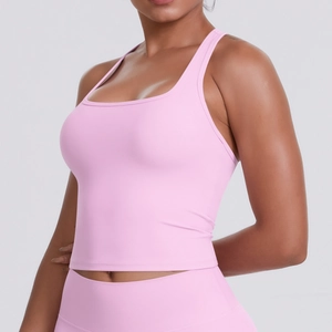 Détail du débardeur de sport rose pâle avec dos nageur et coupe ajustée pour le yoga