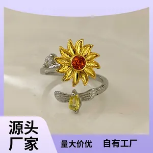 Dettaglio anello regolabile a girasole in argento con ape e gemme colorate