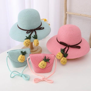 Détail de l'ensemble chapeau de paille pour enfants et sac ananas assorti aux tons pastels