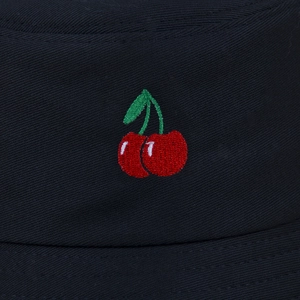 Bob classique en coton noir avec une broderie détaillée de cerises rouges sur le devant