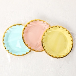 Piatti di carta usa e getta da 7 pollici con bordo smerlato dorato in blu, rosa e giallo