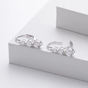 Vue macro de boucles d'oreilles en argent sterling avec trois oxydes de zirconium