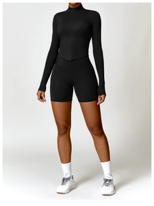 Gros plan sur le short de sport noir taille haute et le haut zippé à manches longues