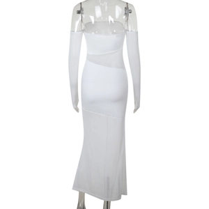 Détail du dos nu avec empiècements en résille transparente sur une robe maxi blanche