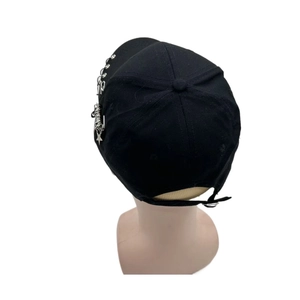 Casquette de baseball en coton noir avec anneaux argentés et épingle étoile sur mannequin