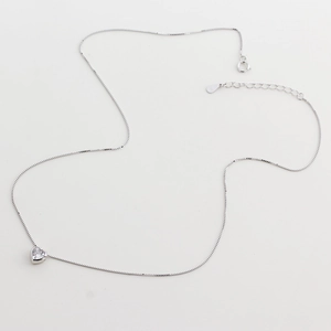 Dettaglio della collana cuore in argento s925 con catena fine e chiusura a molla