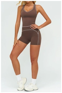 Détail de l'ensemble de yoga marron cacao avec coutures blanches et col en V