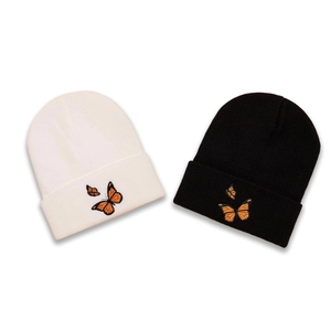 Bonnet en tricot avec broderie papillon noir et blanc pour l'hiver au chaud