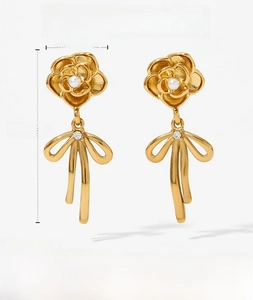 Dimensions détaillées des boucles d'oreilles nœud camélia en acier inoxydable doré
