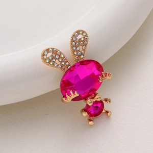 Dettaglio charm coniglio dorato con gemma rosa e strass per decorazioni fai-da-te