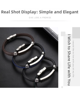 Gros plan de bracelets en cuir tressé pour hommes avec fermoirs en acier inoxydable poli colorés
