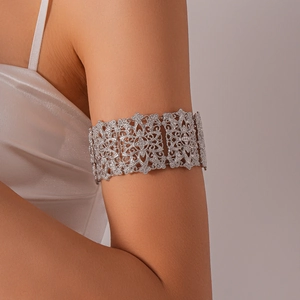 Détail du motif floral ajouré complexe du bracelet de bras large argenté vintage