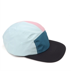 Détail d'une casquette camper multicolore avec œillets métalliques et coutures contrastées