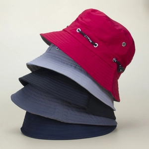Empilement de bobs colorés en rouge, gris et bleu marine avec cordons de sport réglables