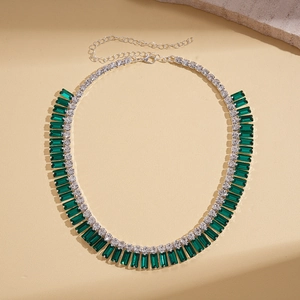 Dettaglio macro della collana vintage con ciondolo rettangolare verde smeraldo e chiusura