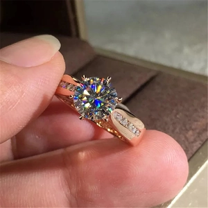 Elegante roségouden ring met briljante ronde zirkonia in een klassieke zespoot-zetting