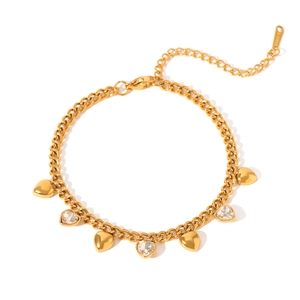 Détail du bracelet gourmette doré avec breloques cœur pleines et serties de zircons