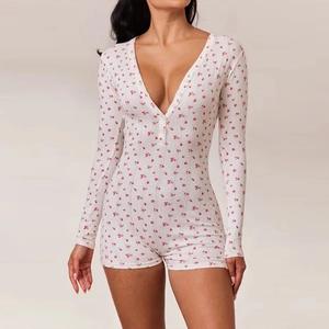 Détail de combishort à manches longues col V avec imprimé floral rouge et boutons