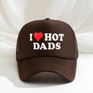 Dettaglio del cappello trucker marrone scuro con stampa I Love Hot Dads e retro a rete