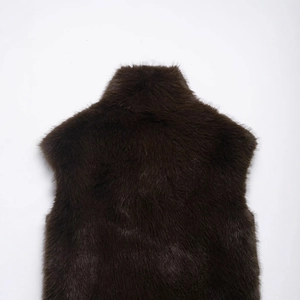 Gilet in pelliccia sintetica marrone scuro con collo alto, vista piatta di qualità