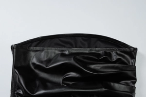 Détail du haut tube en cuir PU noir avec coutures de qualité et texture plissée élégante