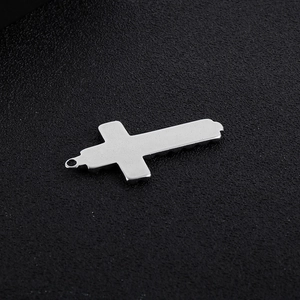 Vue arrière du pendentif croix en acier poli avec bélière sur fond sombre texturé