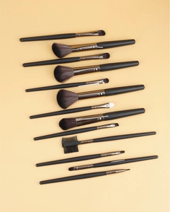 Vue détaillée de 13 pinceaux de maquillage avec embouts argentés numérotés et manches noirs