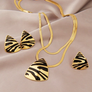 Parure bijoux dorée en titane avec collier et boucles d'oreilles zèbre